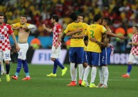 阿根廷美洲杯举杯庆祝画面:美洲杯阿根廷被巴西淘汰，马拉多纳在看台上落泪了，老马究竟为何而流泪？